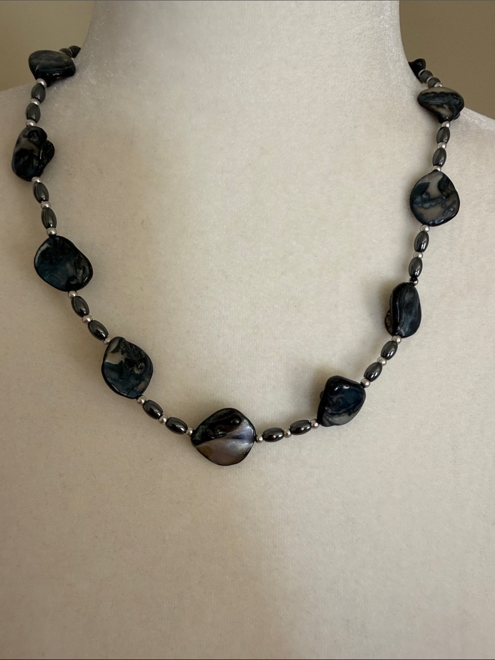 VINTAGE BLACK ABALONE SHELL NECKLACE Iridescent Mother of Pearl Hematite Beads
